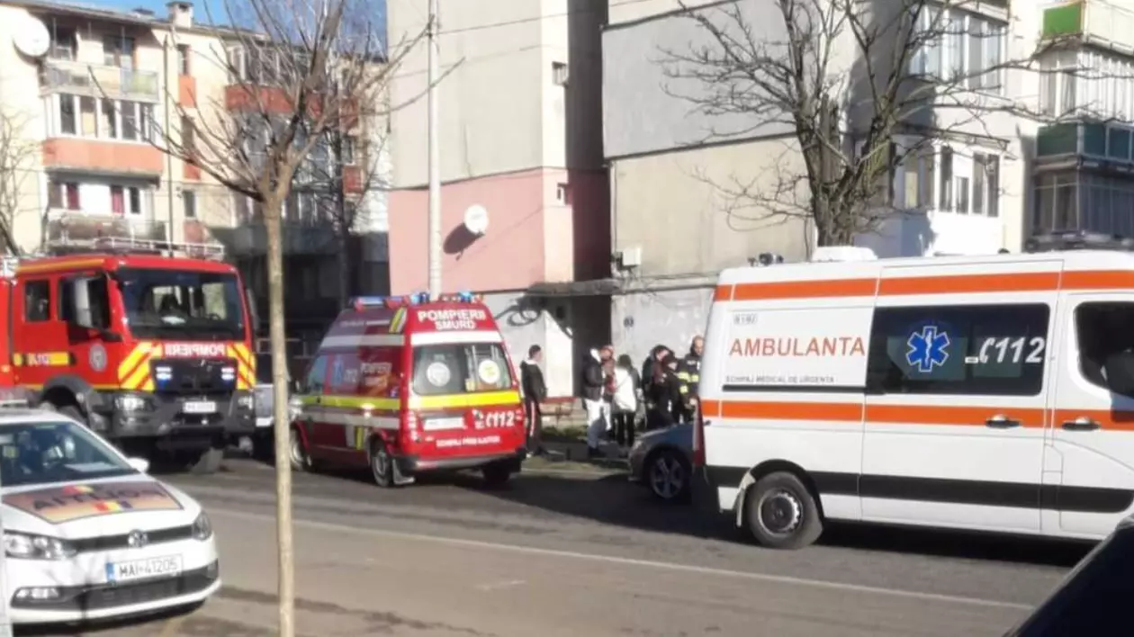 Crimă urmată de tentativă de sinucidere la Petroşani. Femeia a fost strangulată, iar apoi agresorul s-a înţepat în inimă
