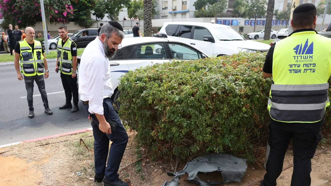 VIDEO Momentul în care resturile unei rachete cad lângă doi tineri care mergeau pe trotuar, în Tel Aviv