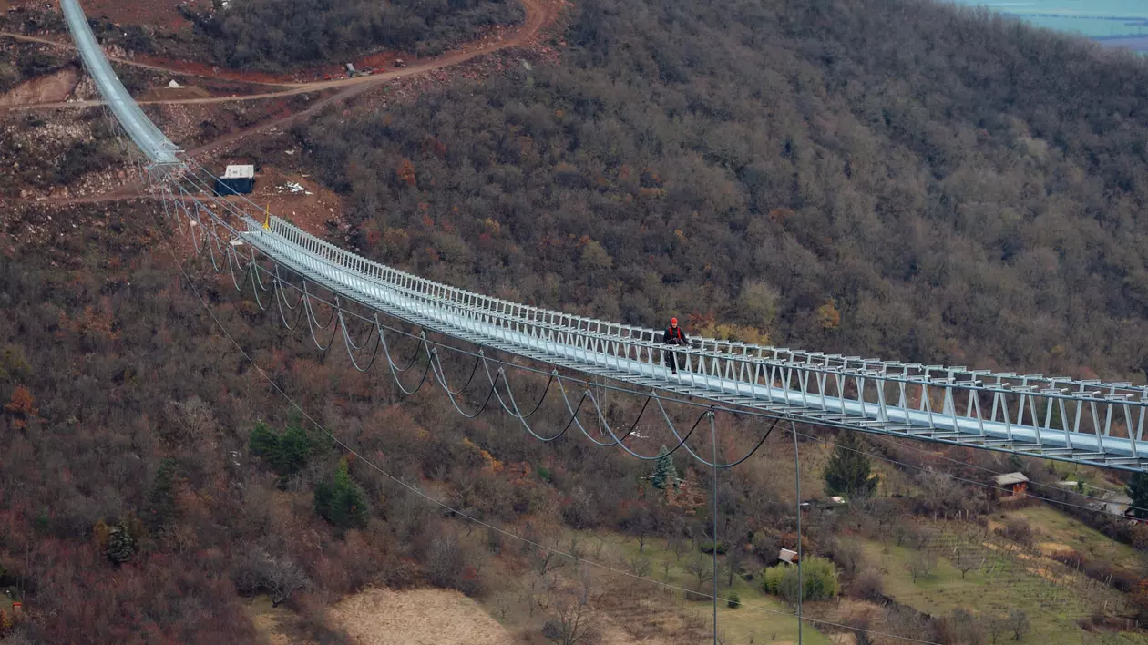 Cel mai lung pod pietonal suspendat din lume se construiește în Ungaria. Ce lungime are și când va fi gata. VIDEO