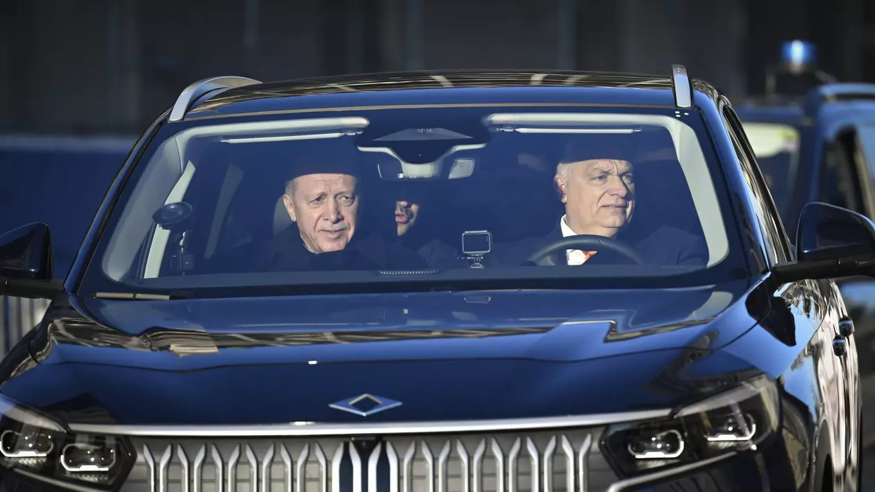 Erdogan și Orban promit, la Budapesta, aprofundarea relațiilor. Liderul turc a primit cadou un cal, iar la schimb a oferit „435 de cai putere" | FOTO