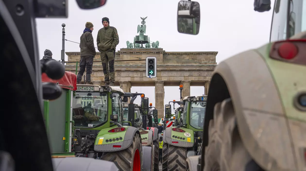 Taxa pe motorină i-a înfuriat pe fermierii germani. Au venit să protesteze cu tractoarele la Berlin, în fața Porții Brandenburg | VIDEO
