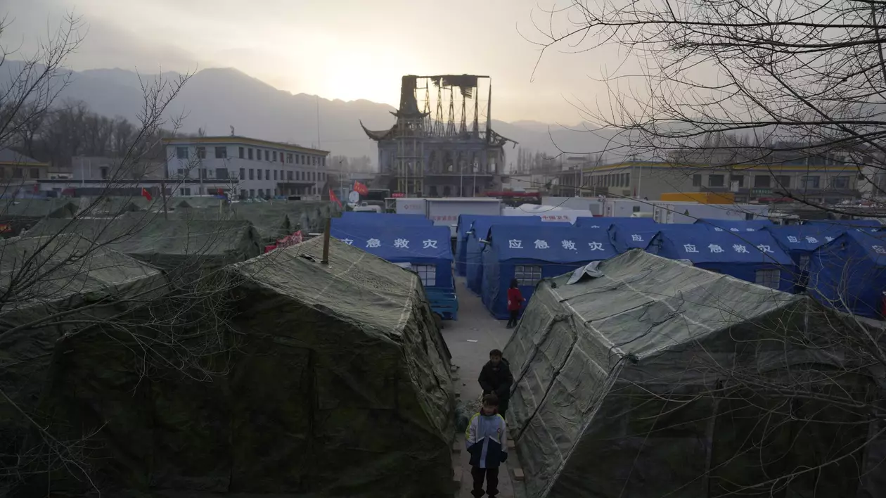 Bilanțul după cutremurul din China a crescut la 131 de morți și aproape 1.000 de răniți. Salvatorii mai caută supraviețuitori, în ciuda frigului