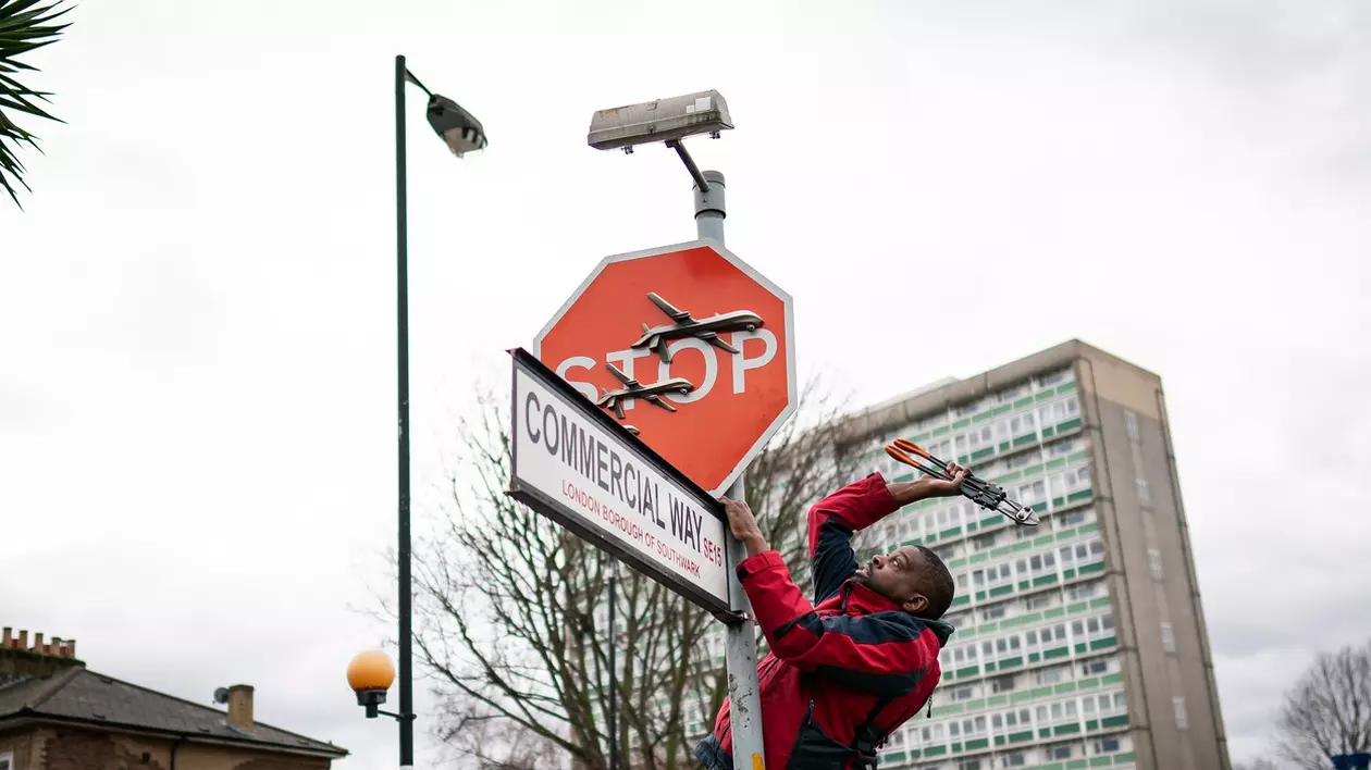 Un bărbat a fost arestat la Londra după ce a furat o lucrare a artistului stradal Banksy. VIDEO