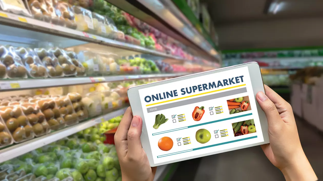 Program Sezamo de Anul Nou 2024 - Imagine cu o persoană care comandă de pe o tabletă produse de supermarket.