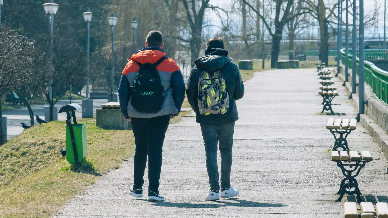 Jumătate dintre elevii români nu pot converti prețuri în altă monedă, arată testările PISA. Soluția experților în educație: pregătirea profesorilor și investiții