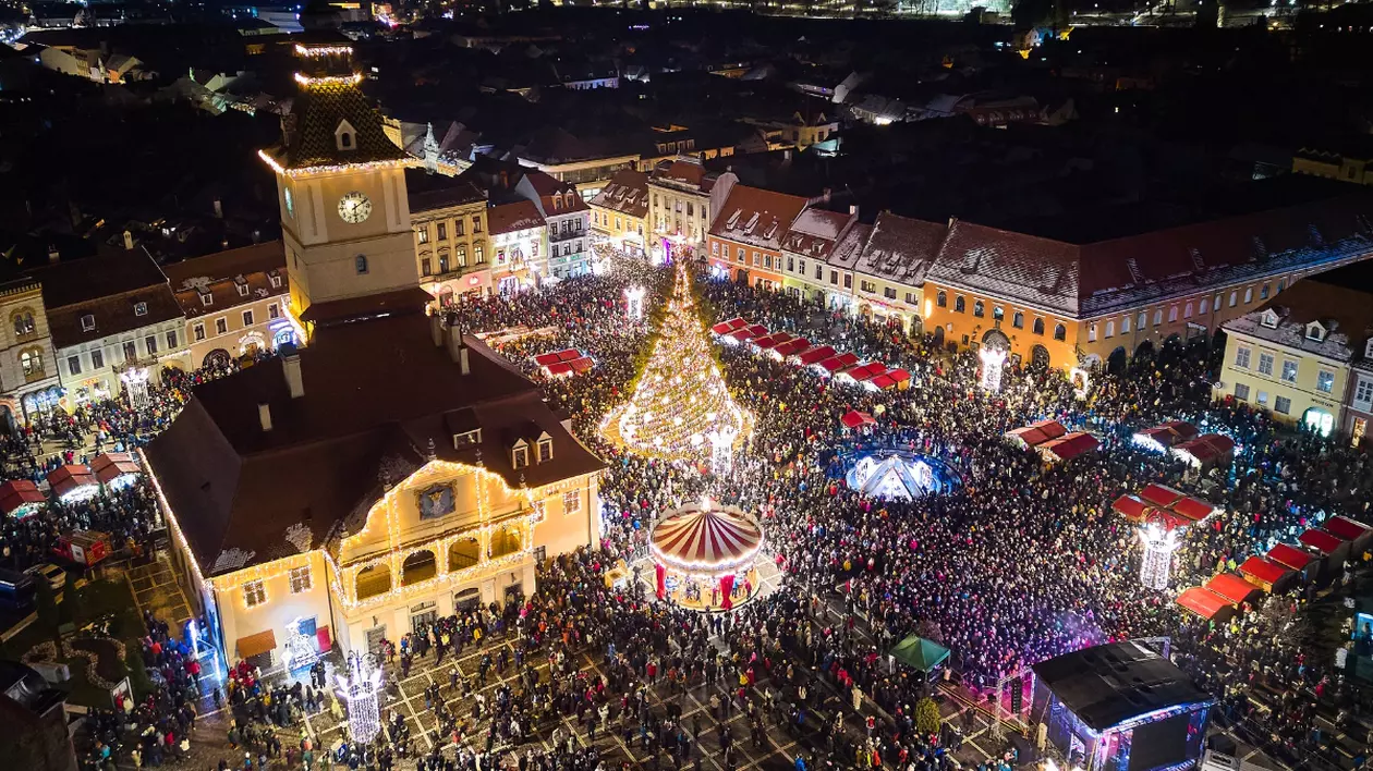 FOTO. Spectacol gastronomic la târgul de Crăciun de la Brașov. De la cârnați, sarmale și piftie la turtă dulce, cozonac și ciocolată de casă