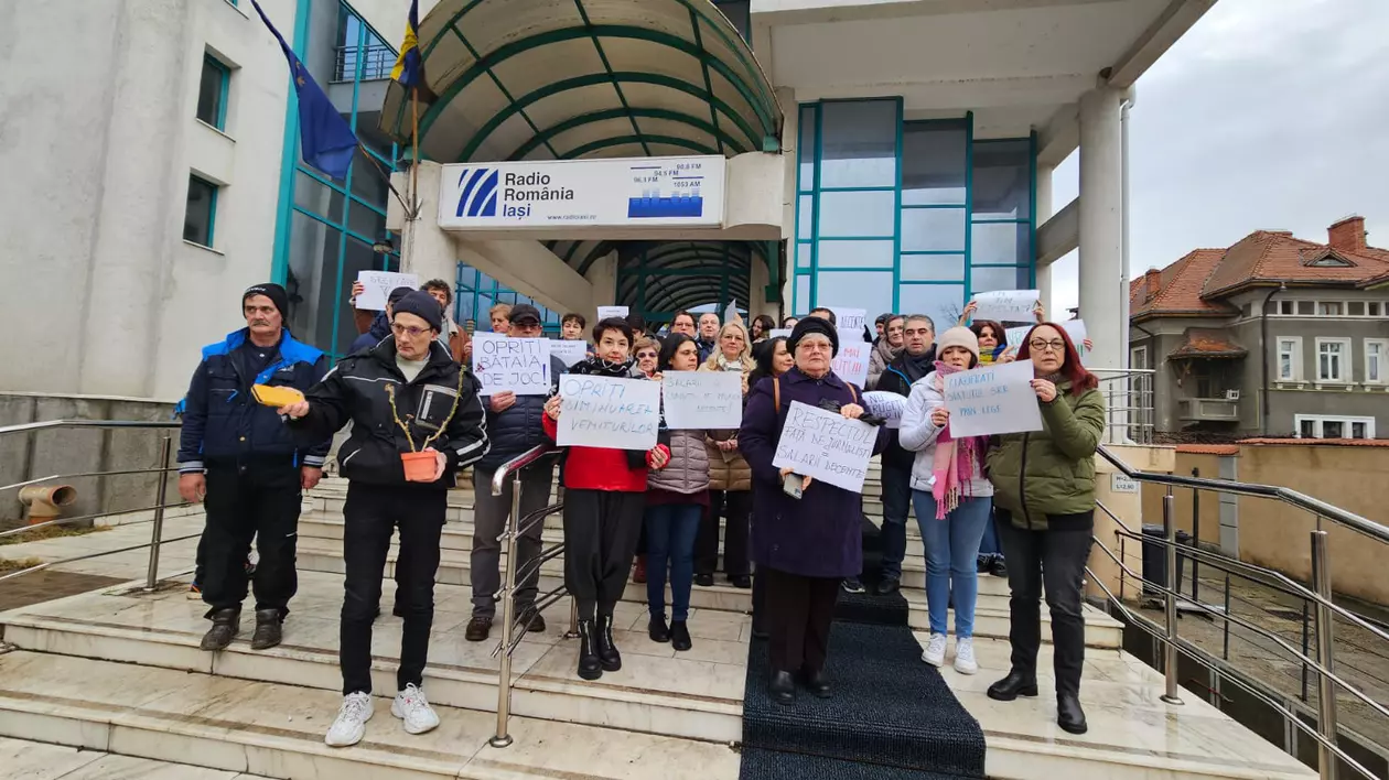 Angajații Radio Iași, protest spontan pentru salarii și condiții de lucru mai bune: „Aducem hârtie igienică de acasă”