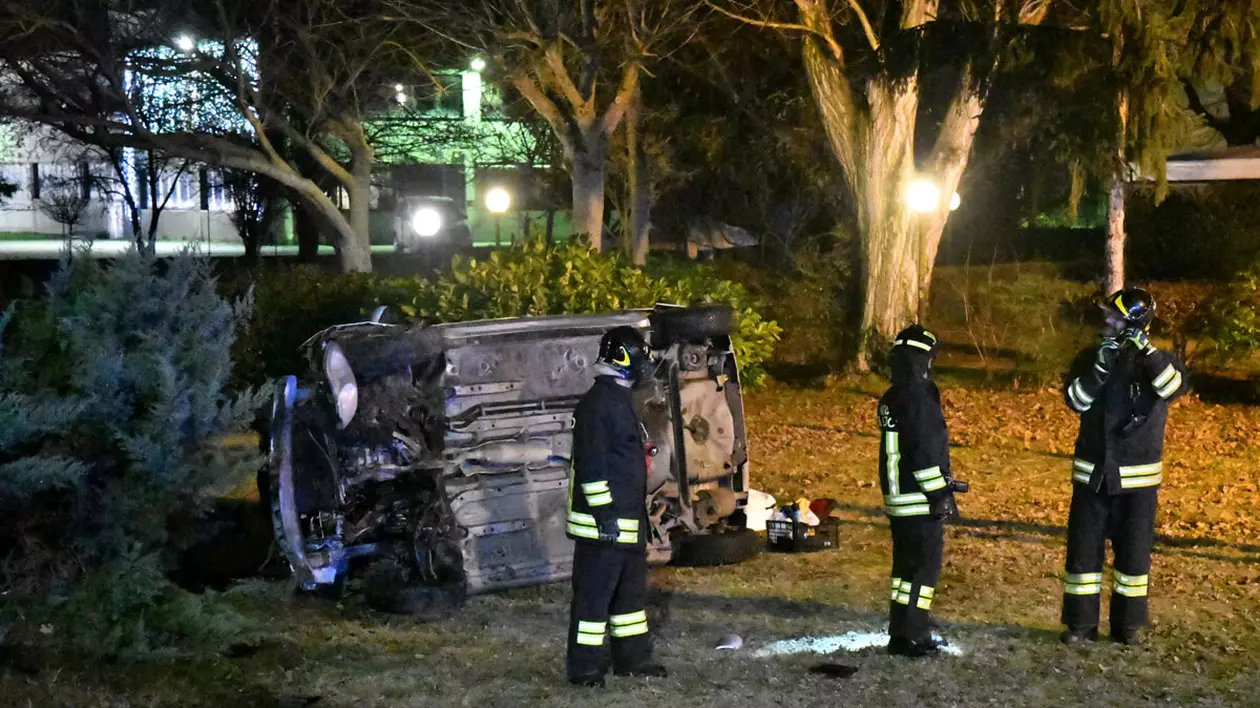 Un român care s-a urcat băut la volan a provocat un accident în Italia, și-a abandonat prietenul mort în mașină și a fugit