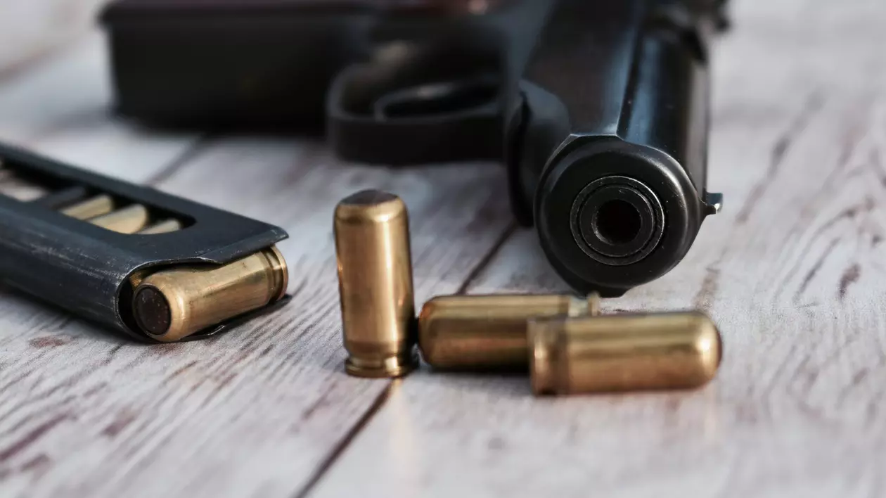 Un pistol, 20 de cartușe și bijuterii, furate dintr-o casă din Ilfov. Poliția îi caută pe hoți
