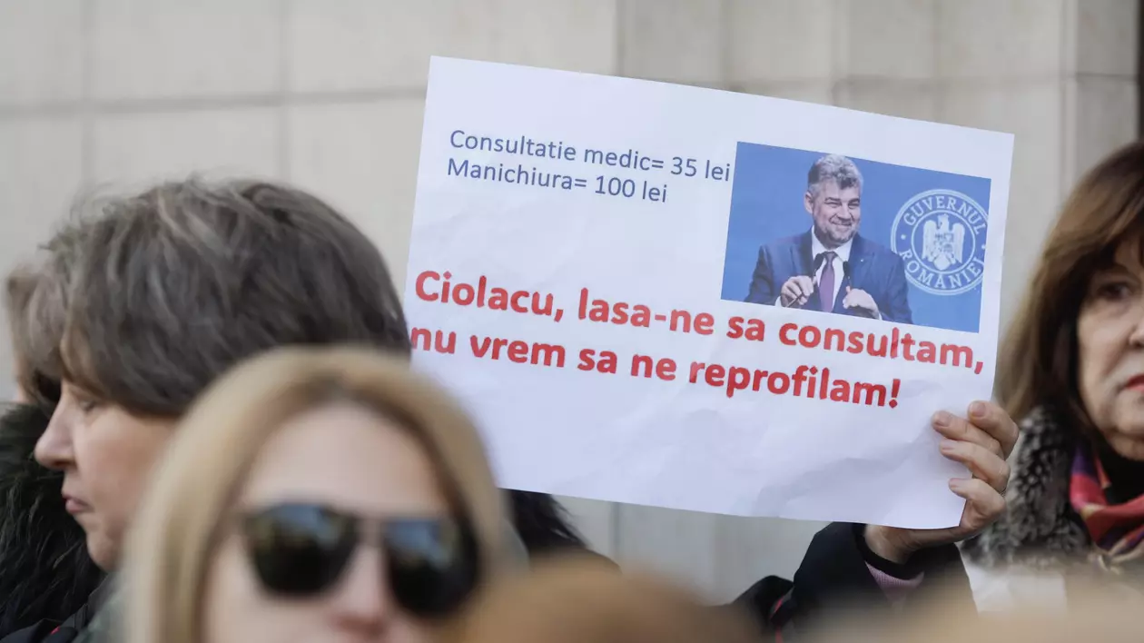 Protest al medicilor de familie, în faţa Casei Naţionale de Asigurări de Sănătate: „Ciolacu, lasă-ne să consultăm, nu vrem să ne reprofilăm”