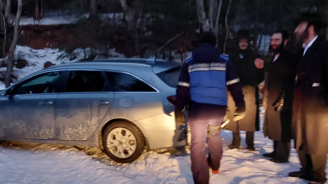 Patru cetățeni israelieni au fost salvați de jandarmii montani după ce au rămas înzăpeziți pe un drum izolat din Maramureș