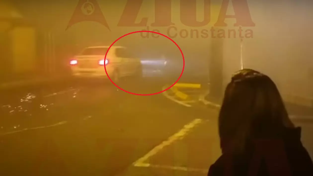 O mașină de poliție a lovit în plin un bărbat care aprindea artificii pe stradă de Revelion, în Constanța | VIDEO