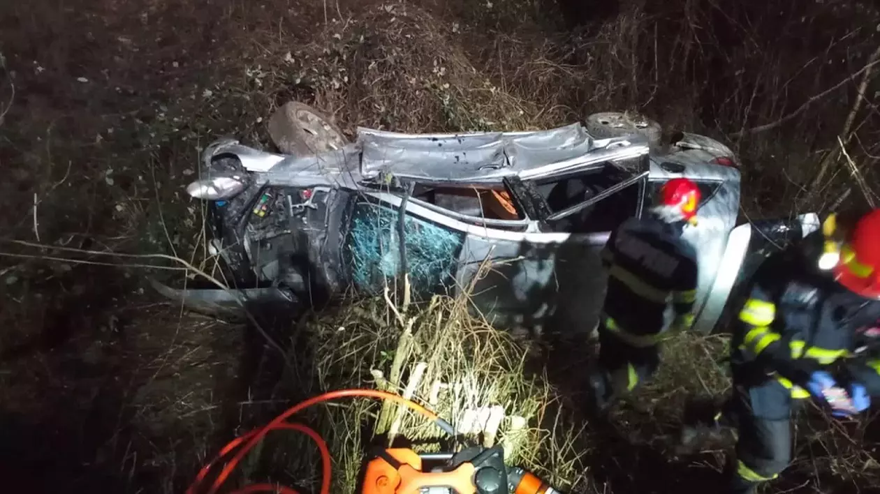 Șase adolescenți s-au răsturnat cu mașina condusă de un șofer de 19 ani la Hula Bradului, în Sibiu. Toți au ajuns răniți la spital