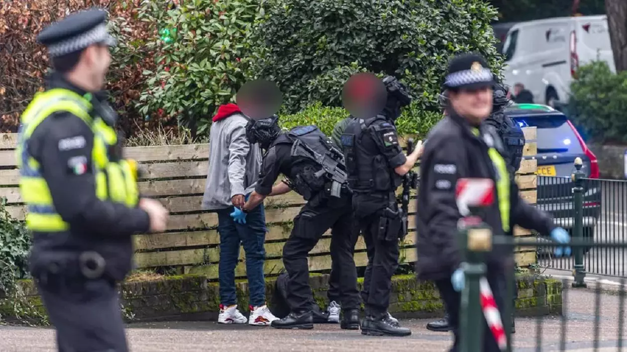 Bande rivale de studenți români și afgani, lupte cu macete în campusul Colegiului Bournemouth: „Se urăsc!”