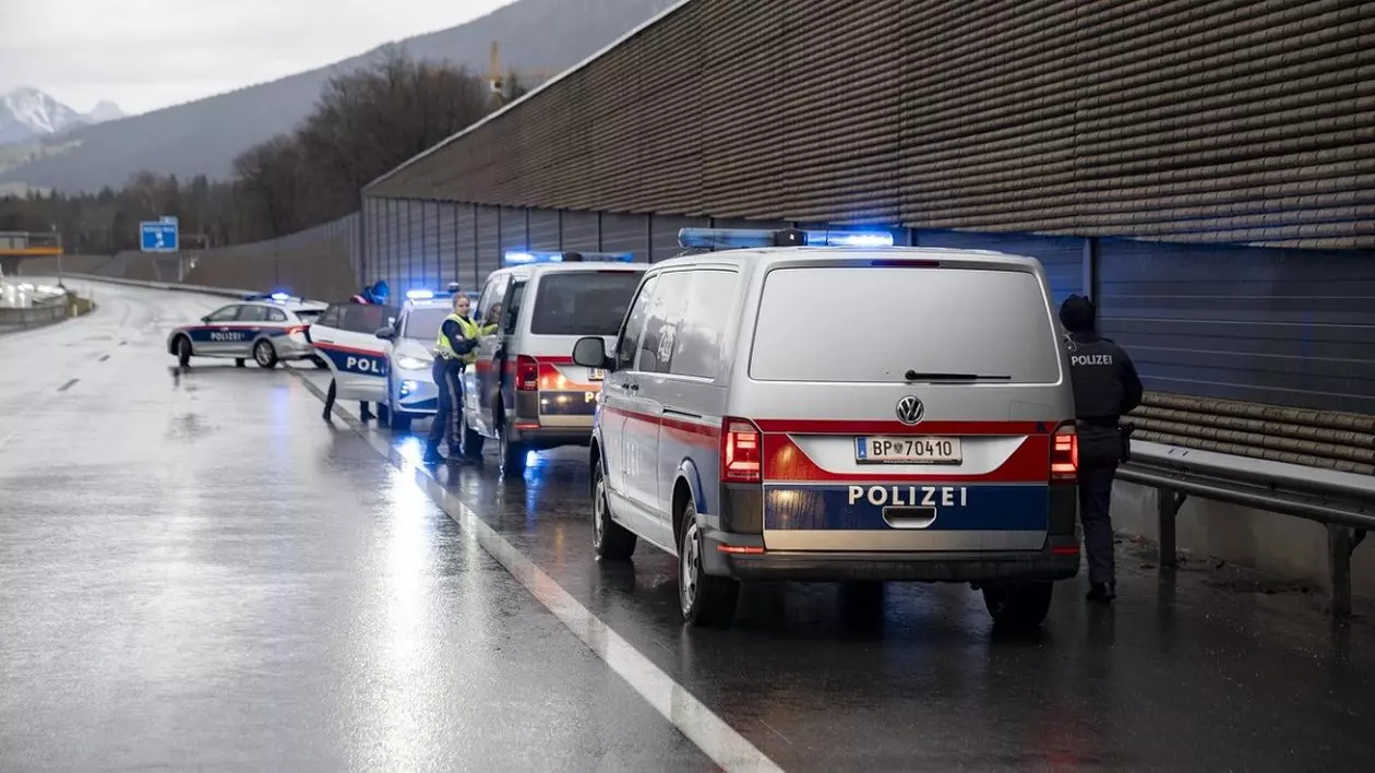 Un român care n-avea dreptul să fie în Austria și-a abandonat copilul de 6 ani pe bancheta din spate a mașinii din care a fugit, ca să nu-l prindă poliția