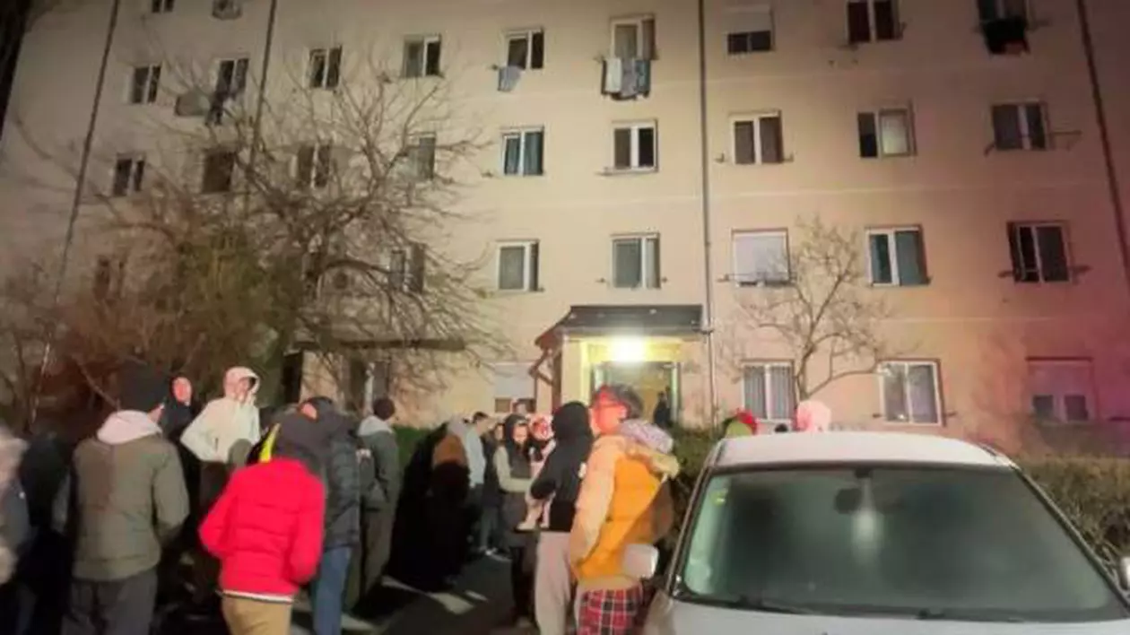 Incendiu într-un bloc din Timișoara, după ce un locatar a adormit cu țigara aprinsă. 75 de persoane au fost evacuate