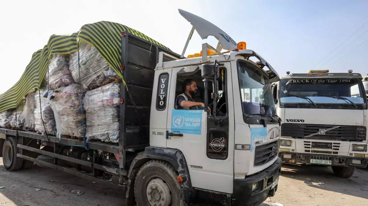 Camioanele cu ajutoare ale UNRWA intră în Gaza prin punctul de trecere comercial Kerem Shalom. Foto: Hepta