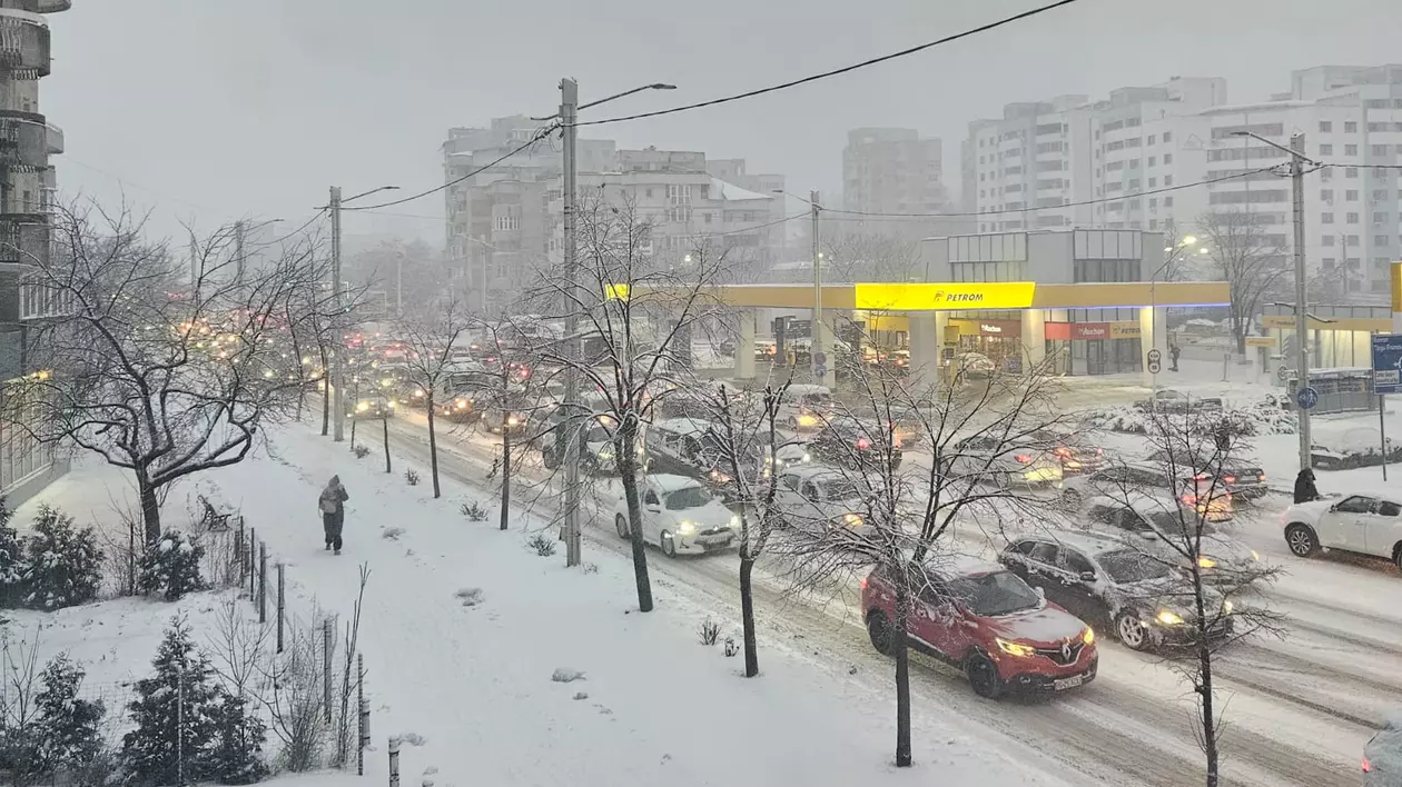 Circulație de coșmar în orașul Iași, în această dimineață, după ninsoarea din ultimele ore | FOTO
