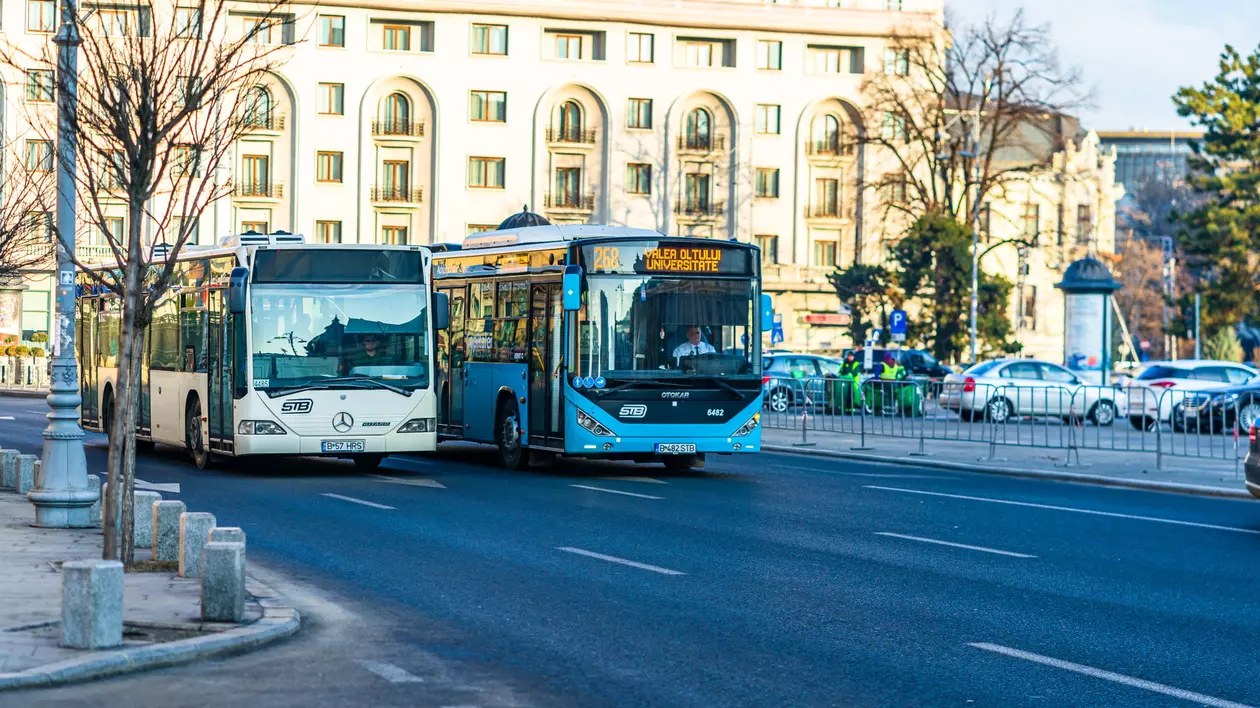 Cum cumperi bilet de STB prin SMS - Imagine cu două autobuze STB pe Calea Victoriei din Bucureşti.