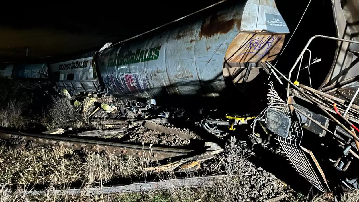 Trafic feroviar blocat între Craiova și Caracal după ce două vagoane ale unui tren de marfă s-au răsturnat și nouă au deraiat