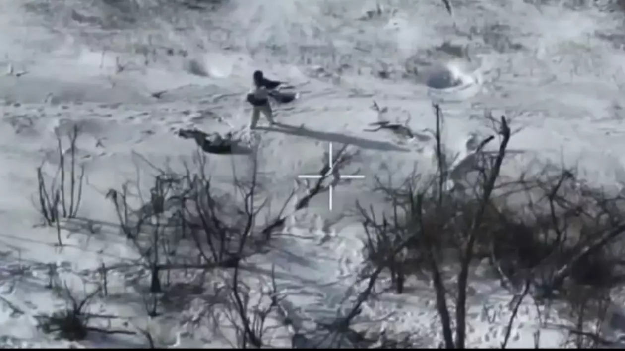VIDEO | Momentul în care un soldat rus fentează în ultimul moment o dronă kamikaze