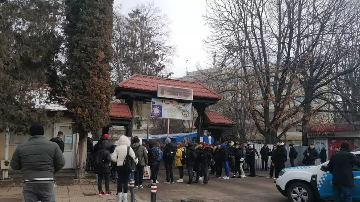Elevii unui liceu din Bacău care nu ajung până la 8.00 la prima oră sunt ținuți la poartă până la pauză. Prefect: „Măsură irațională”