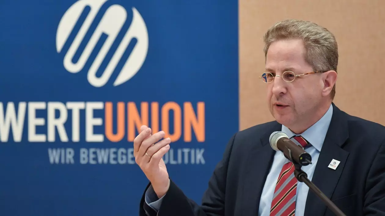 Fostul șef al serviciului german de securitate internă este monitorizat pentru extremism de agenția pe care a condus-o. Ce riscă