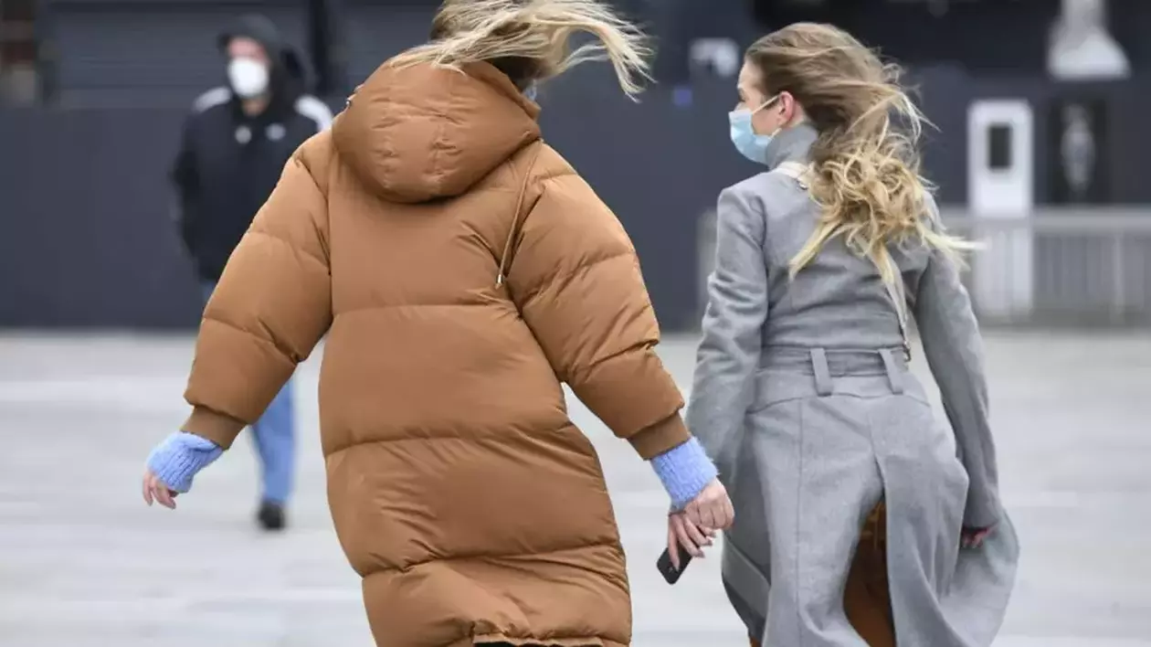 VIDEO Se schimbă vremea: meteorologii anunţă ploi şi vânt, până miercuri. Prognoza pentru Bucureşti