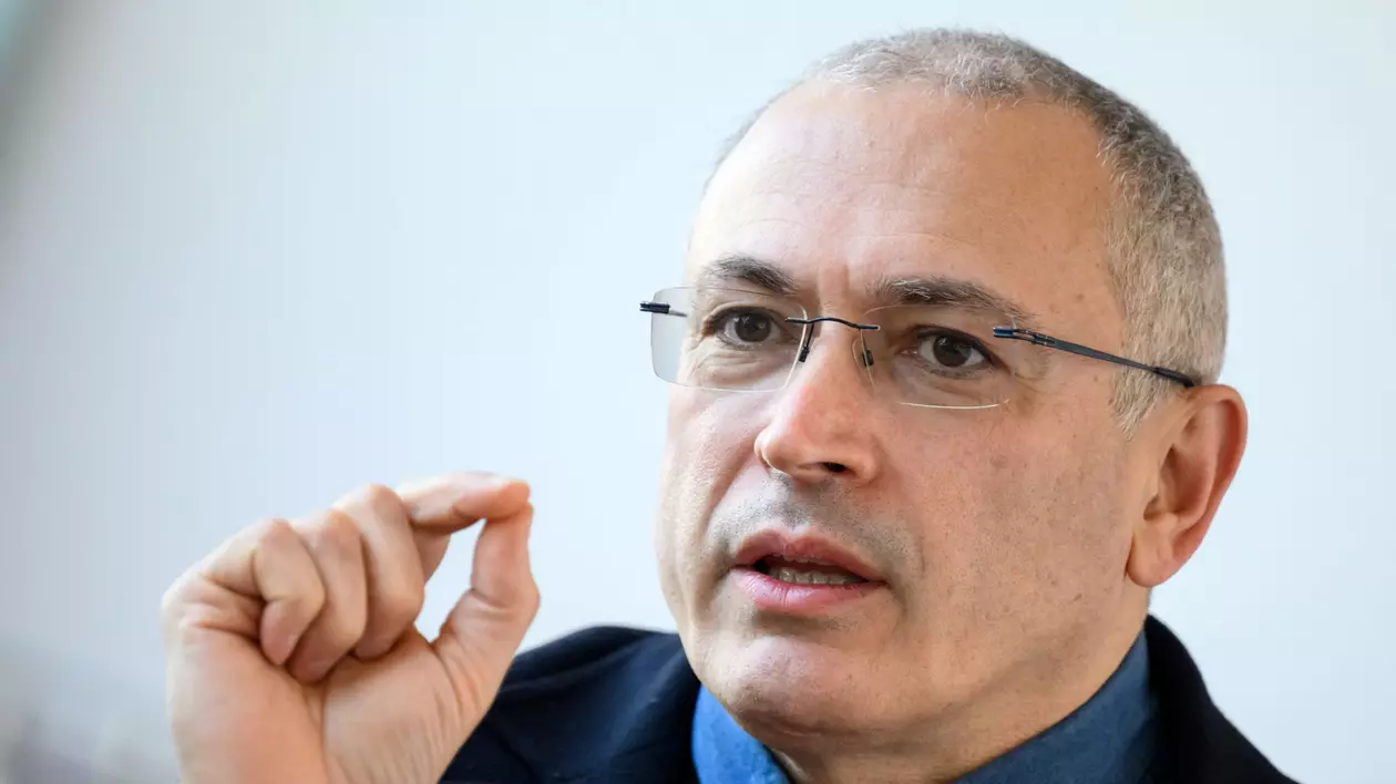 Rusia l-a dat în urmărire pe fostul oligarh Mihail Hodorkovski, care a petrecut deja 10 ani în pușcărie pentru că i s-a opus lui Putin