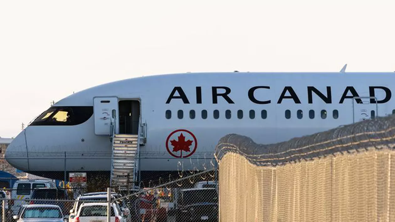 Un pasager s-a urcat la Toronto într-un Boeing 777, apoi a deschis o ușă și a căzut din avion