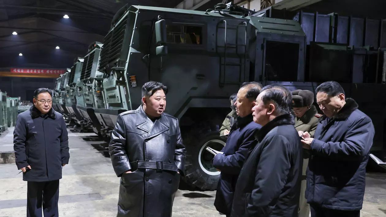 Kim Jong-un a vizitat mai multe fabrici de armament și a amenințat că va transforma Coreea de Sud „în cenușă”