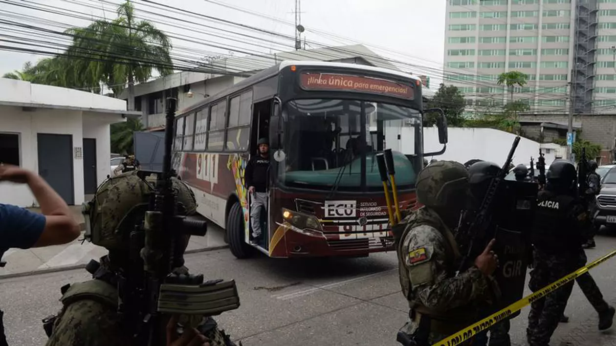 Cel puțin 41 de gardieni ținuți ostatici în închisorile din Ecuador de deținuții răzvrătiți au fost eliberați