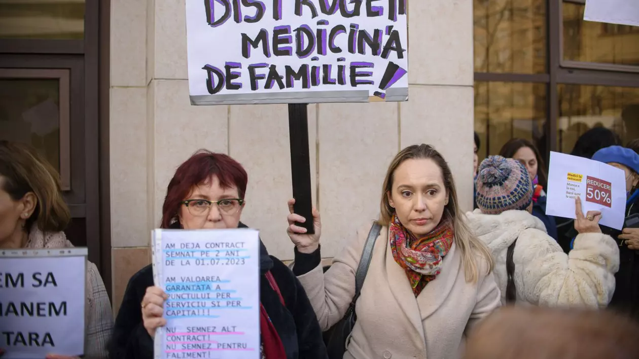 Medici de familie şi din ambulatorii au protestat în faţa CNAS. Ce s-a decis după discuțiile cu noua șefă, Valeria Herdea