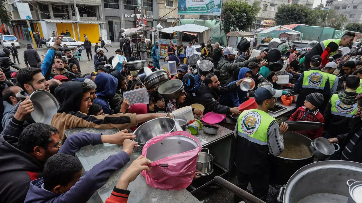 Imagine din Rafah, Gaza, 26 ianuarie 2024: mai mulți palestinieni încearcă să obțină mâncare distribuită de voluntarii agenției UNRWA Foto: Hepta