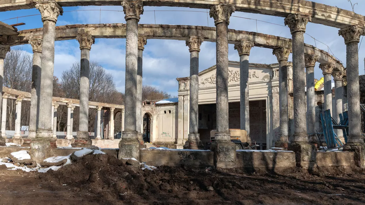 Primarul sectorului 1, Clotilde Armand, a trecut la realizările din mandat „reconstrucția teatrului de vară Bazilescu”, când acolo este încă șantier