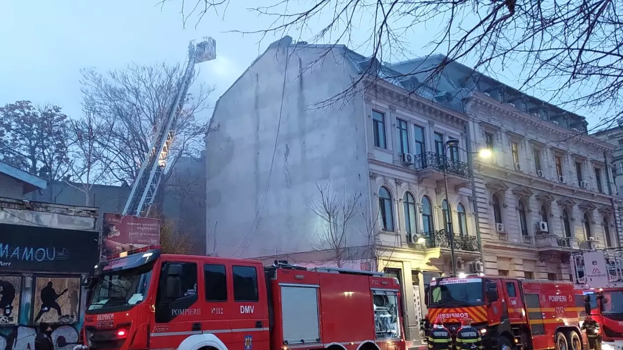 Incendiu în centrul Bucureștiului. Acoperișul unui hotel a fost cuprins de flăcări. Clădirea nu avea autorizație la incendiu, spune ISU