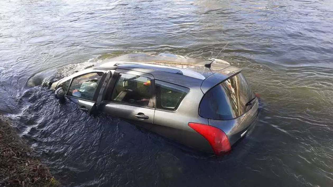 O mașină a plonjat în râul Someş, la Cluj-Napoca. Şoferul a reuşit să iasă singur din maşină