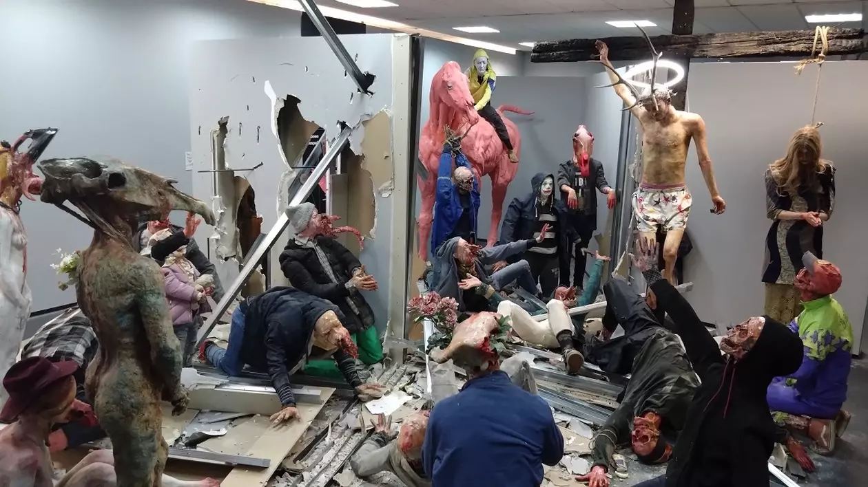 CNCD a dat trei amenzi după o expoziție de artă din București, cu Iisus răstignit în boxeri printre „zombi”. „E o speță la limită”