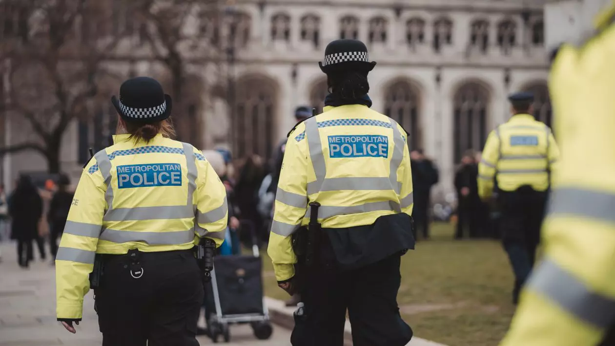 Un bărbat „înarmat cu o arbaletă” și care a încercat să intre cu forța într-o clădire din Londra a fost împușcat mortal de poliție