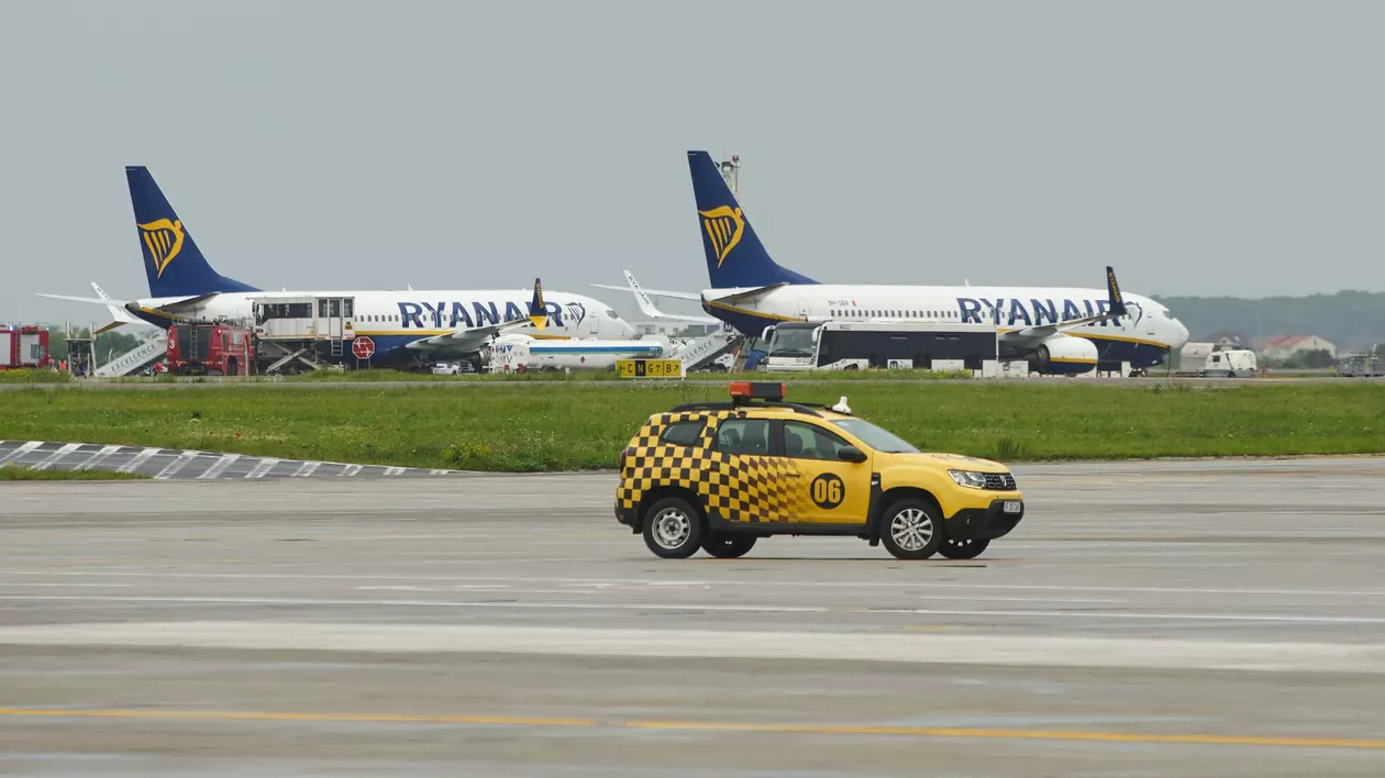 ZBOR DE 10 KM. Un avion Ryanair a aterizat pe Băneasa, în loc de Otopeni. Compania a refuzat să debarce pasagerii și i-a ținut 3 ore în avion, după care a decolat spre Otopeni