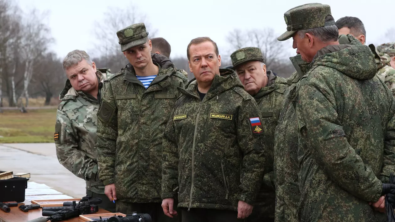 Dmitri Medvedev avertizează că Moscova va riposta nuclear dacă Ucraina atacă, folosind arme occidentale, locurile din care Rusia își lansează rachetele