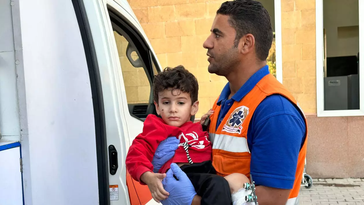 Epuizați și fără resurse, medicii din Gaza se luptă să salveze victimele atacurilor israeliene. „Întreaga populație moare”