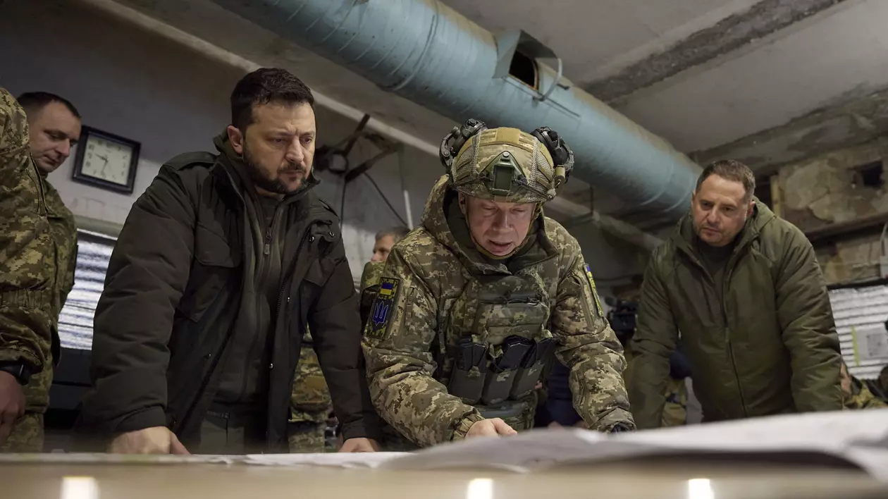 Oleksandr Sîrskîi (n prim-plan) în timpul unei ședințe cu Volodimir Zelenski (stânga) Foto: Profimedia