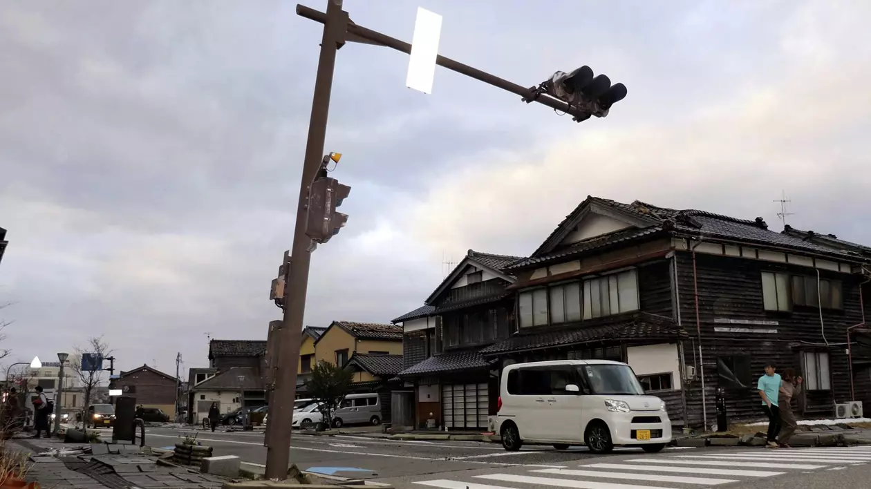 Momentul în care Japonia este lovită de cutremur. Drumuri crăpate și case distruse, printre pagube. VIDEO
