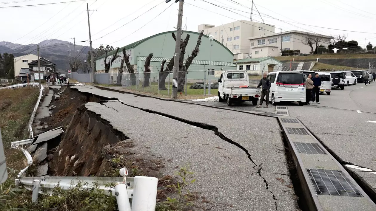 Cutremur cu magnitudinea 7,6 în Japonia. Patru morți și alți oameni prinși sub dărâmături, drumuri surpate și case prăbușite