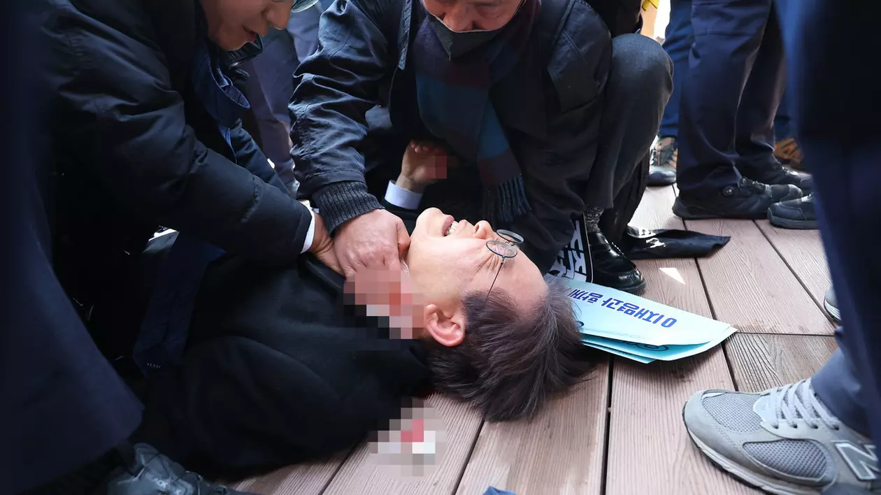 Liderul opoziţiei din Coreea de Sud, înjunghiat în gât, în timp ce vizita un șantier. Atacatorul îi ceruse în primă fază un autograf