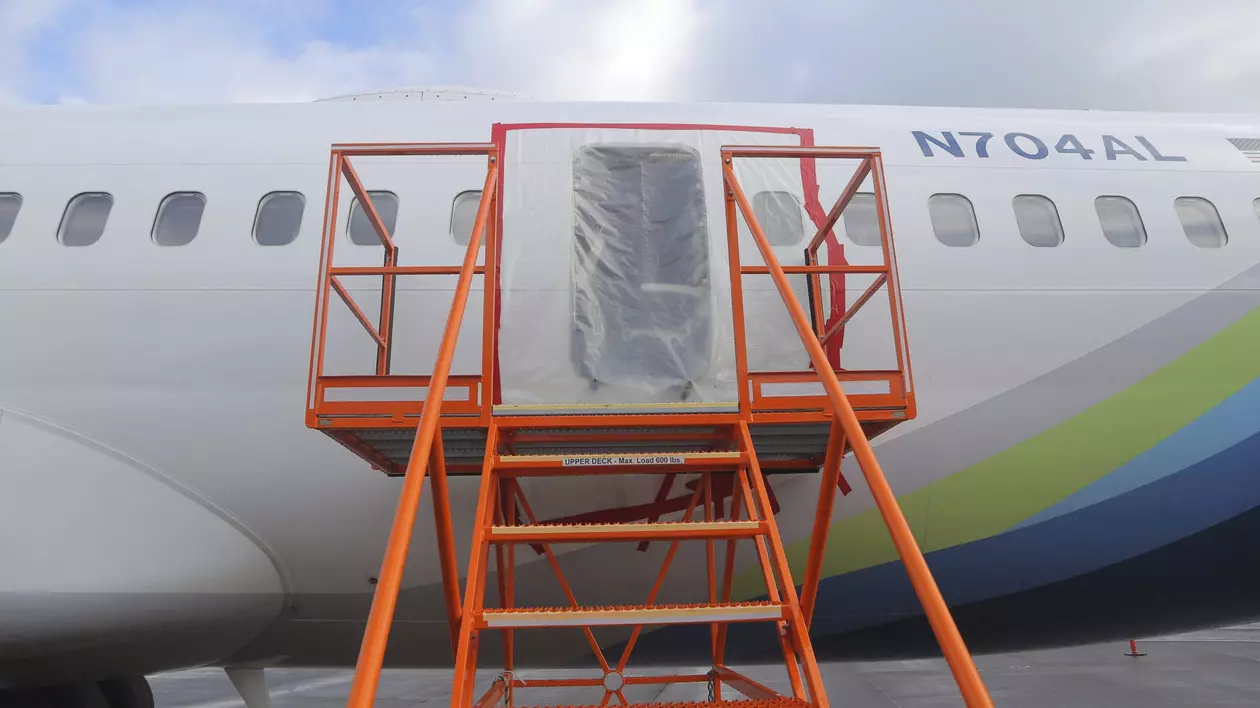 O parte din ușa avionului Boeing 737 al Alaska Airlines, desprinsă în zbor, găsită în curtea unui profesor din Portland