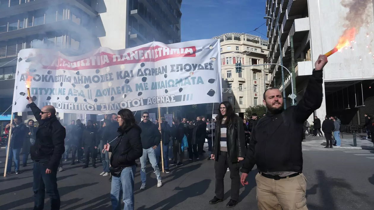 Mii de studenți protestează în Grecia faţă de planul guvernului de a permite funcţionarea universităţilor private. VIDEO
