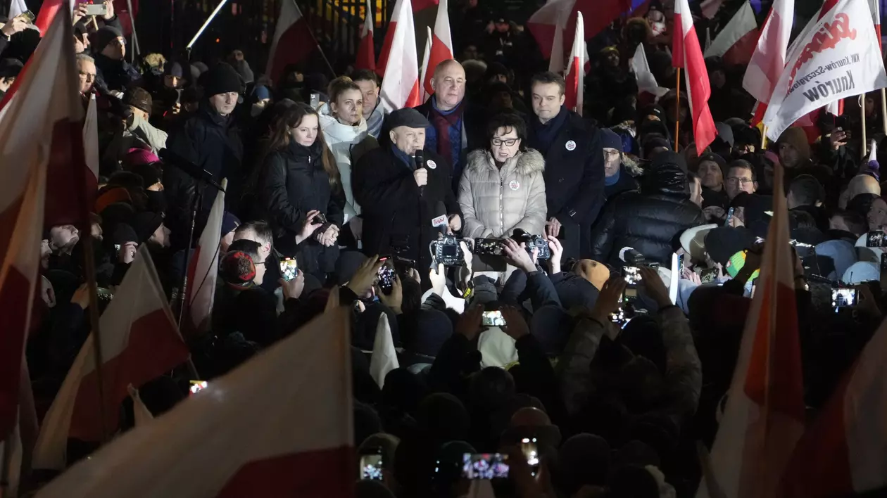 Opoziția de la Varșovia a scos mii de oameni în stradă, pe fondul războiului politic dintre guvernul lui Tusk și președintele Duda. VIDEO