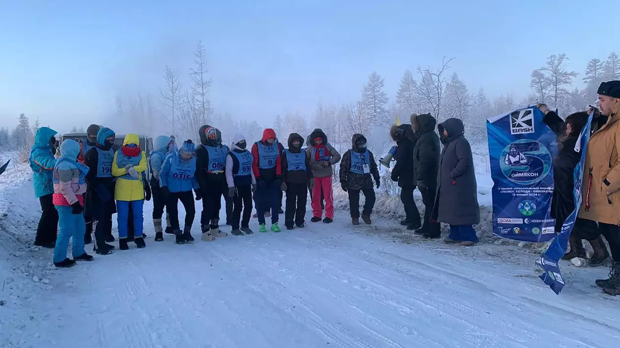 Zeci de ruși „viguroși" au alergat la minus 52 de grade Celsius, în maratonul siberian desfășurat la „Polul Nord al Gerului" | VIDEO